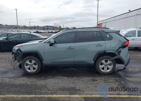 2021 Toyota Rav4 Xle z USA, uszkodzony, nr VIN 2T3P1RFV8MC145311